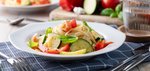 Sommerpasta: Spaghettini mit frischem Fruchtgemüse, angerichtet auf einem tiefen Teller
