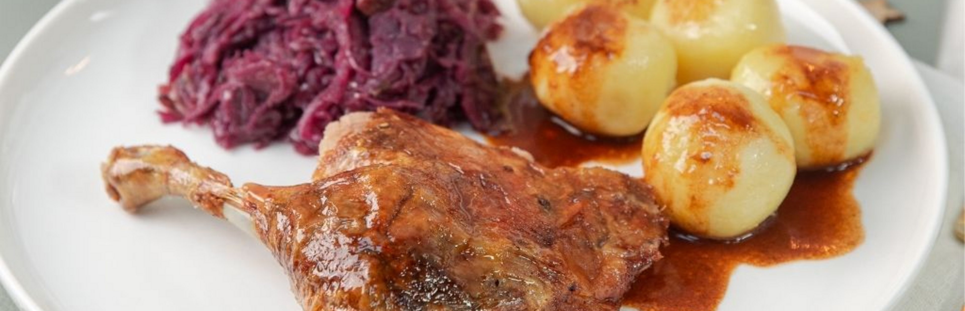 Ente mit Rotkohl und Klößen