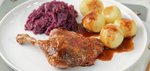 Ente mit Rotkohl und Klößen