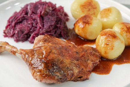Ente mit Rotkohl und Klößen