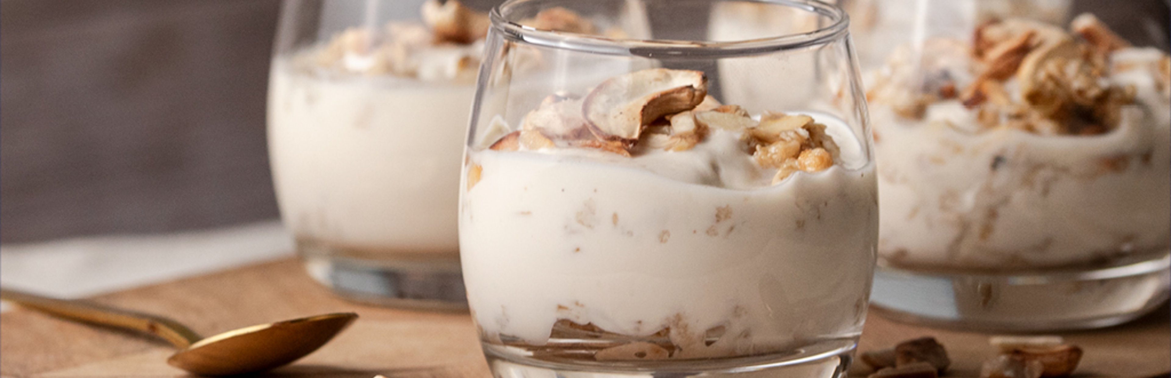 Espresso-Crunch-Dessert: Gläser mit abwechselnden Schichten aus Joghurt und Crunch, garniert mit gerösteten Cashews