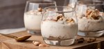 Espresso-Crunch-Dessert: Gläser mit abwechselnden Schichten aus Joghurt und Crunch, garniert mit gerösteten Cashews