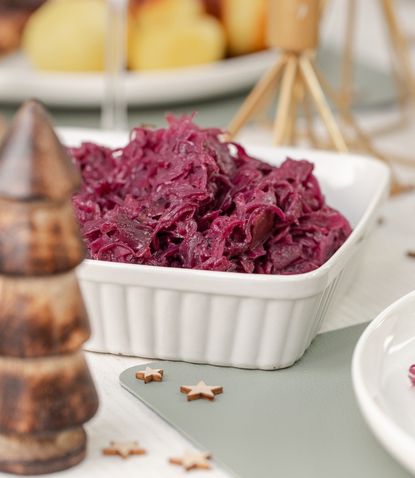 gekochter Rotkohl in einer weißen Schüssel