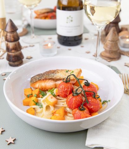 tagliatelle-in-weissweinsauce-mit-lachs-und-kuerbis